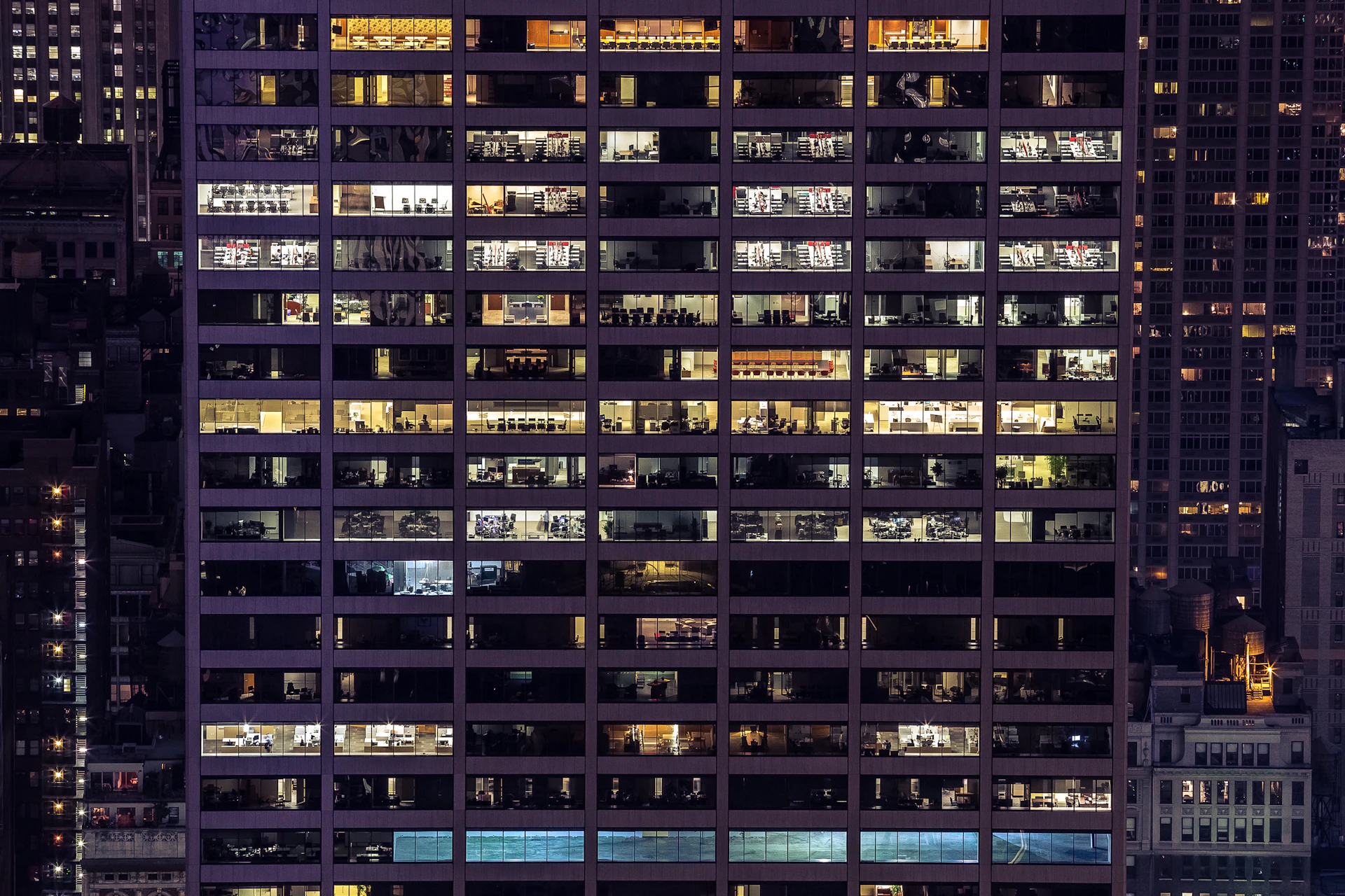 Beleuchtete Bürofassade bei Nacht
