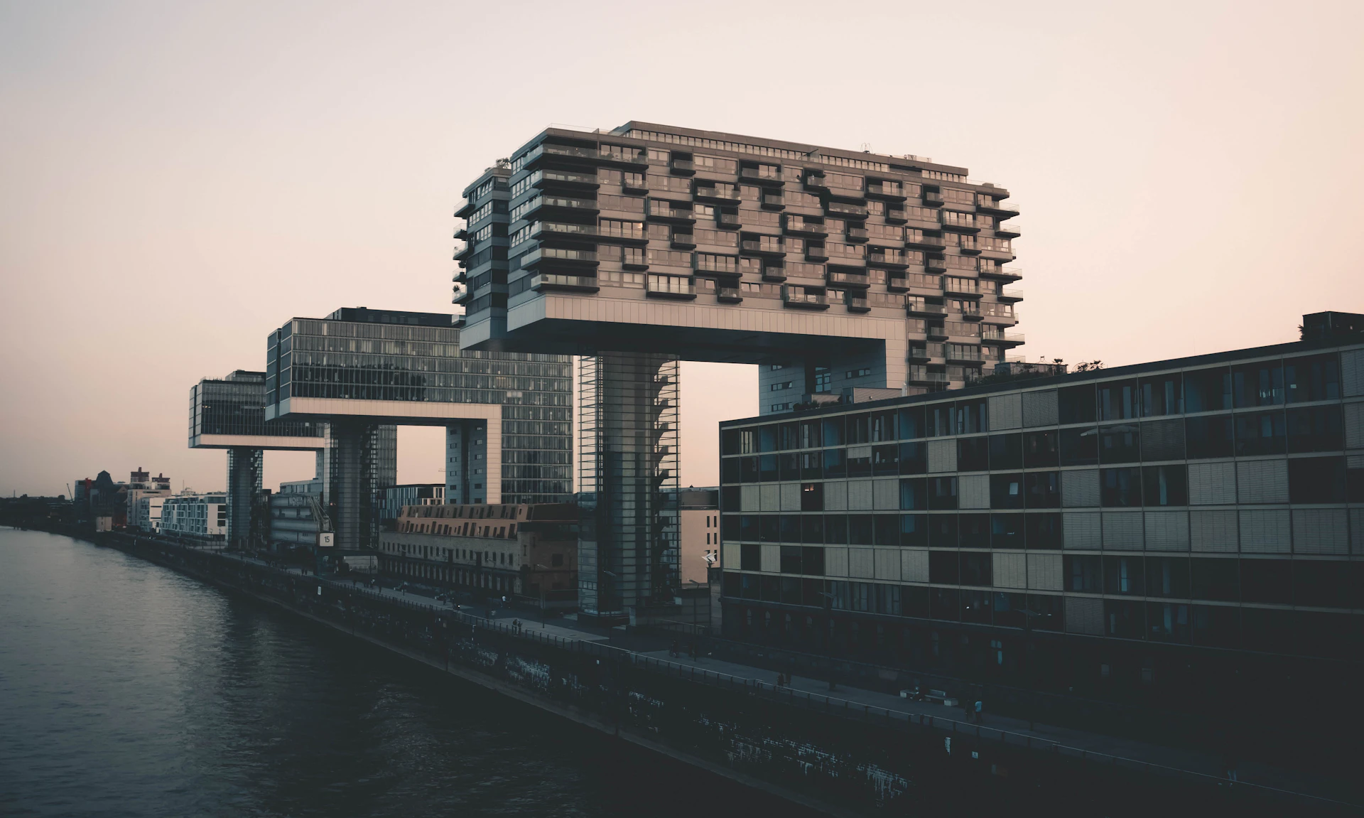 Die Kranhäuser im Kölner Rheinauhafen in der Abenddämmerung